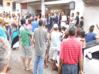 O secretário municipal de Habitação, José Floriano, explica o projeto aos moradores do bairro.